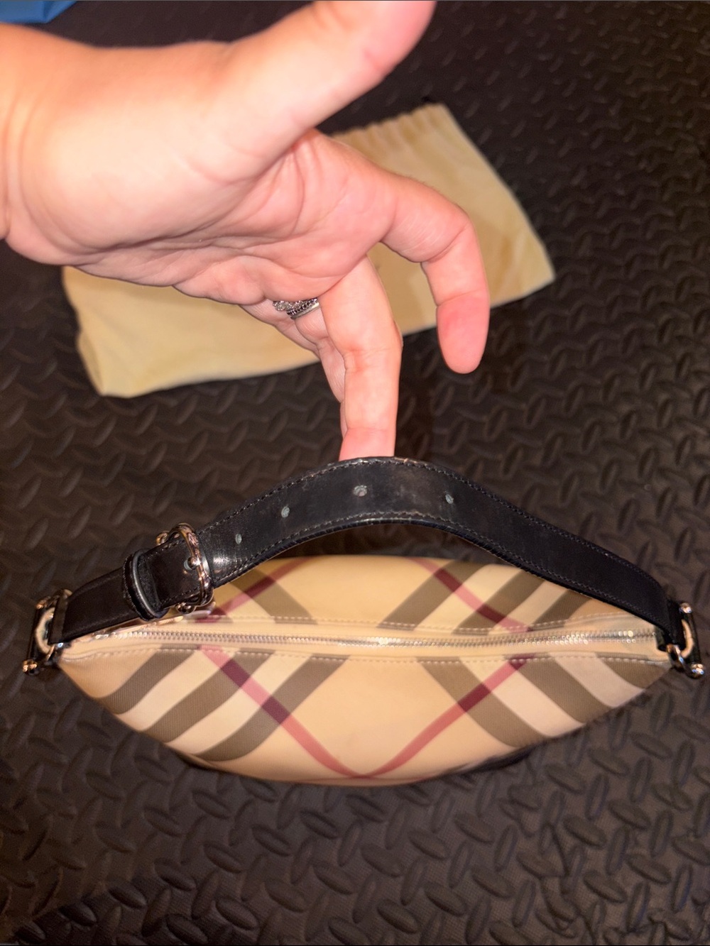 Vintage Burberry Nova Check Shoulder Bag with Black Trim - Authentic - Picture 5 of 8